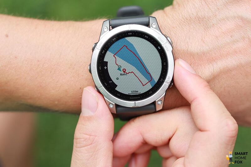 Man sieht die Navigationsfunktionen auf der Garmin Fenix 7.